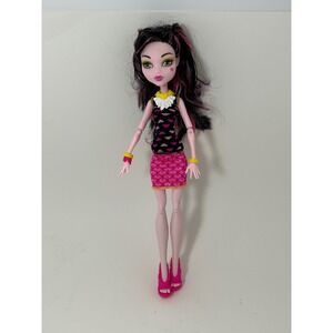 Monster High Draculaura Doll Pink Black Bat Print Outfit Heart Shoes Mattel